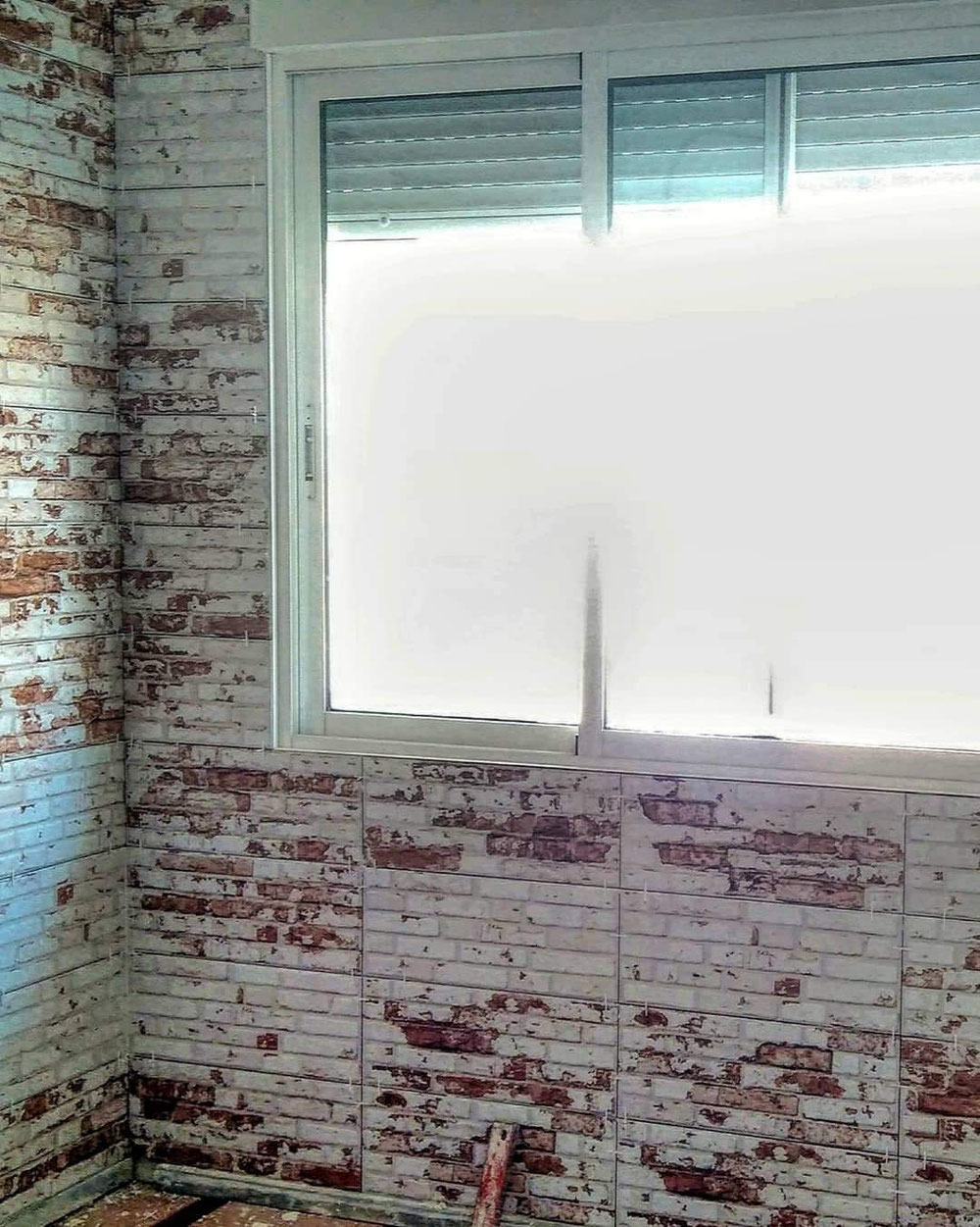 Con este revestimiento se separa en dos ambientes el salón