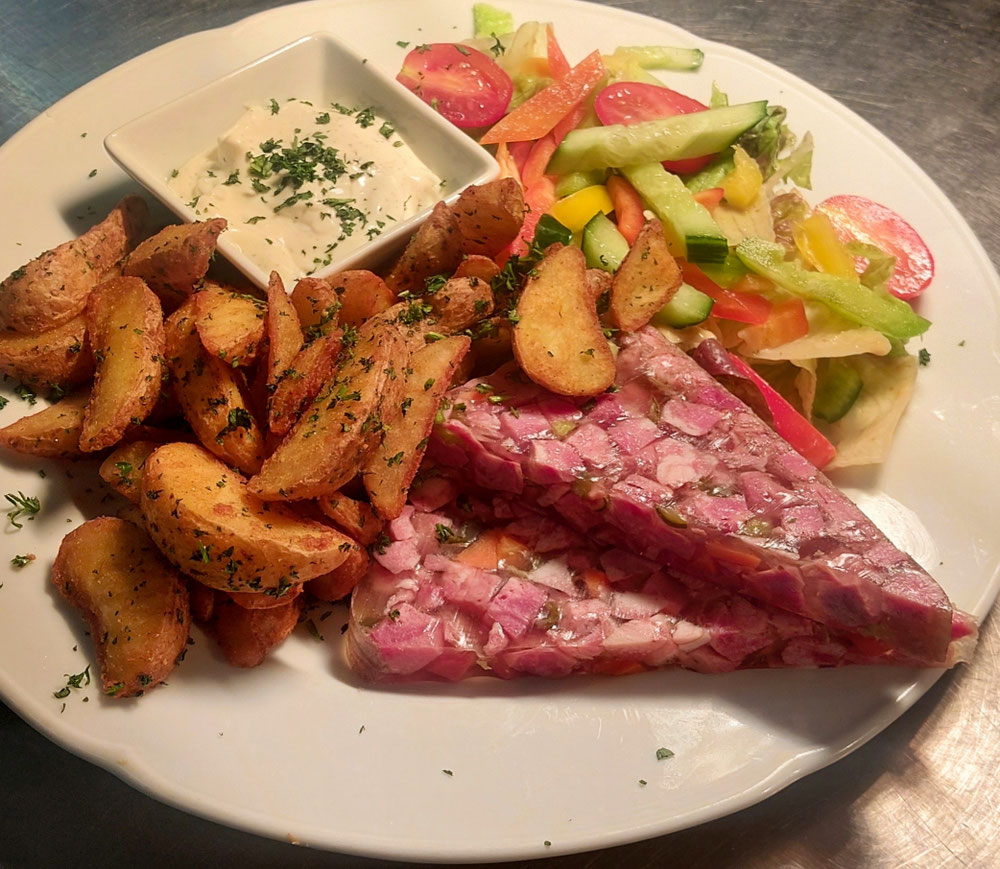 Sülze, Hausmacher Art, mit Kartoffelecken Remouladensoße und großer Salatbeilage