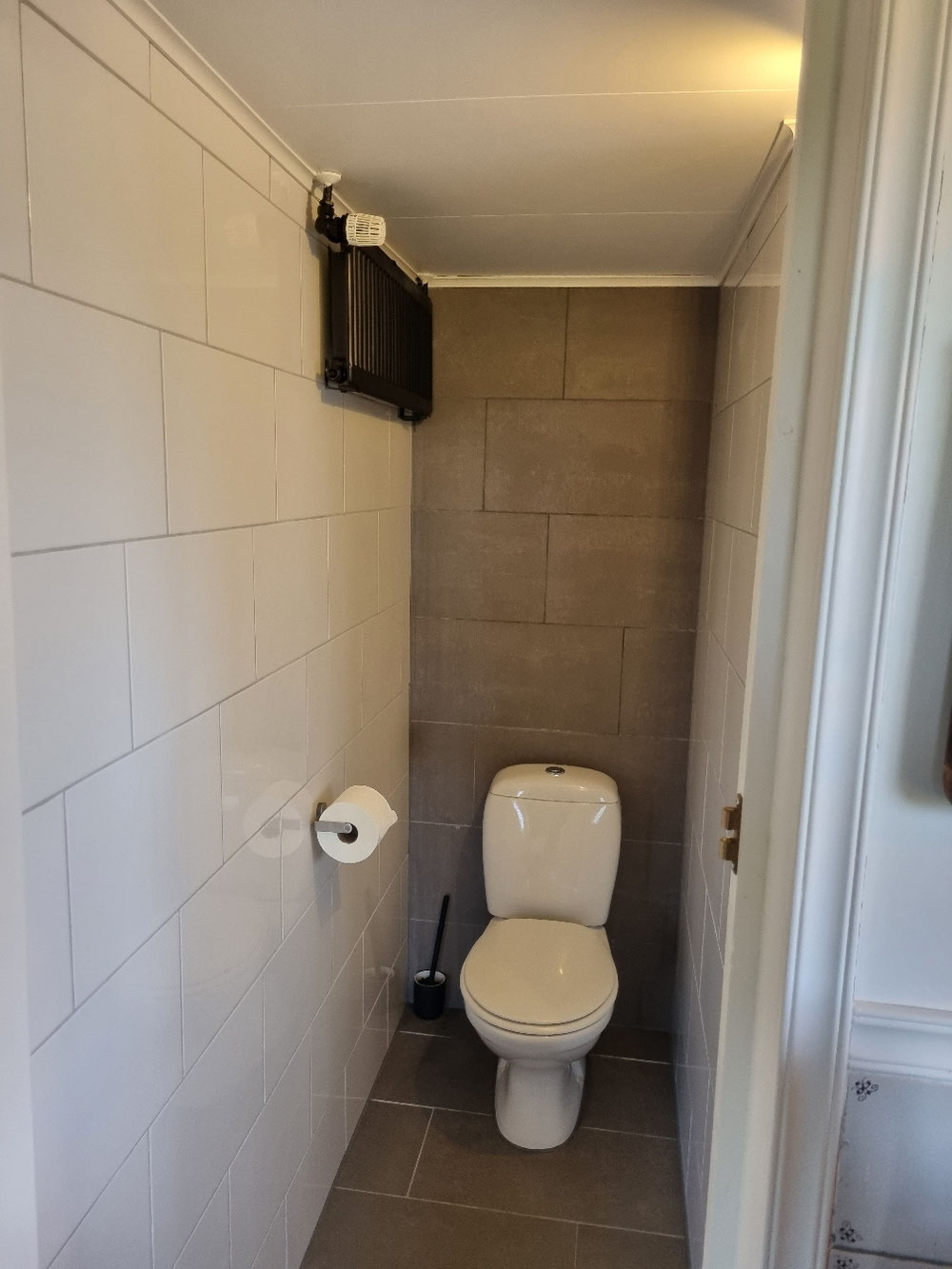 Het toilet welke zicht bevind in de badkamer