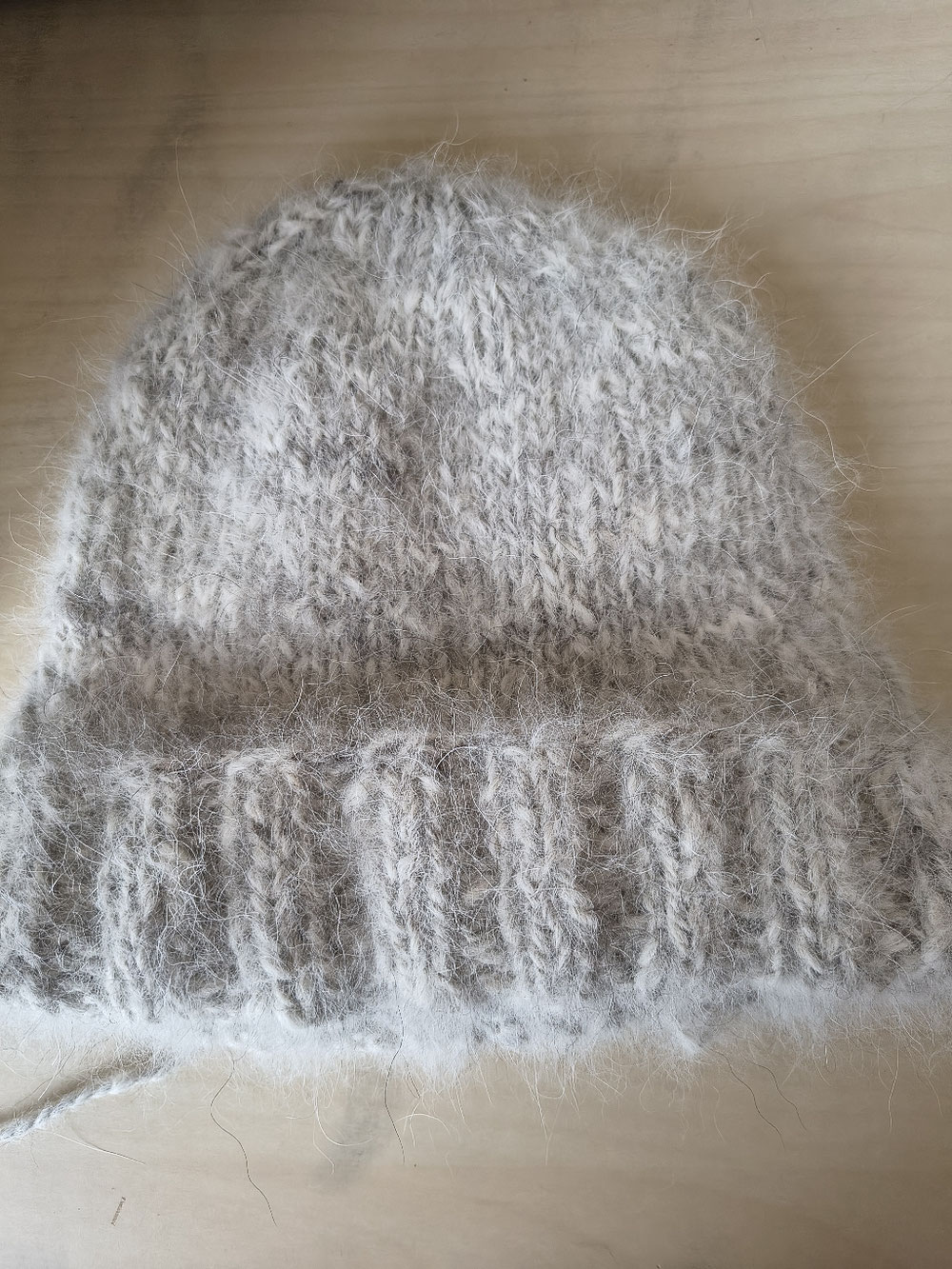 Handgestrickte Mützen aus handgesponnener Hundewolle