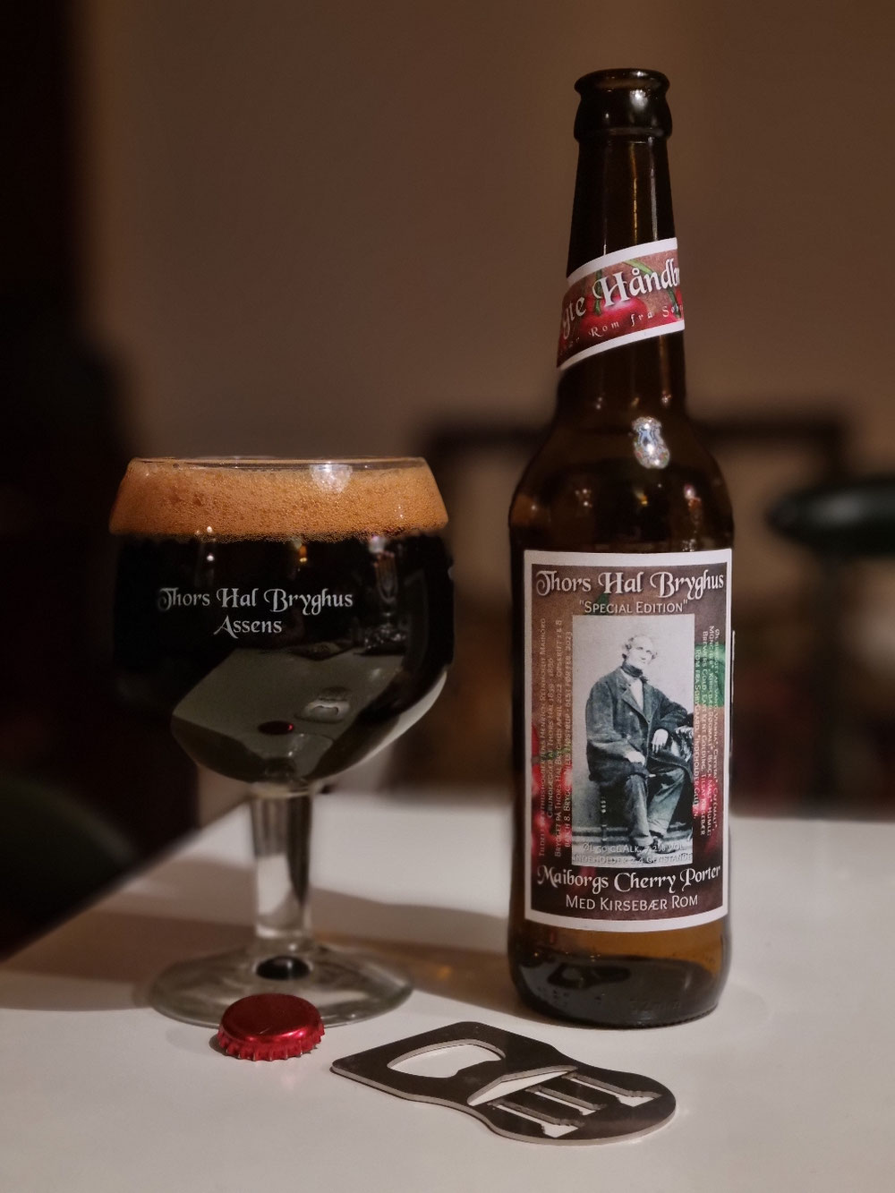 Øl nr. 19 SPECIEL EDITION BRYG - Alk.7,2% Vol.   Maiborgs Cherry Porter med kirsebær rom og ikke nok med det!!!! Den er også brygget med røgmalt som er røget over SØDT KIRSEBÆRTRÆ. Det er Maiborgs Porter i en Speciel Edition udgave. Den er fantastisk.  Nyd den til desserten, ostebordet eller bare til nydelse når du vil.  