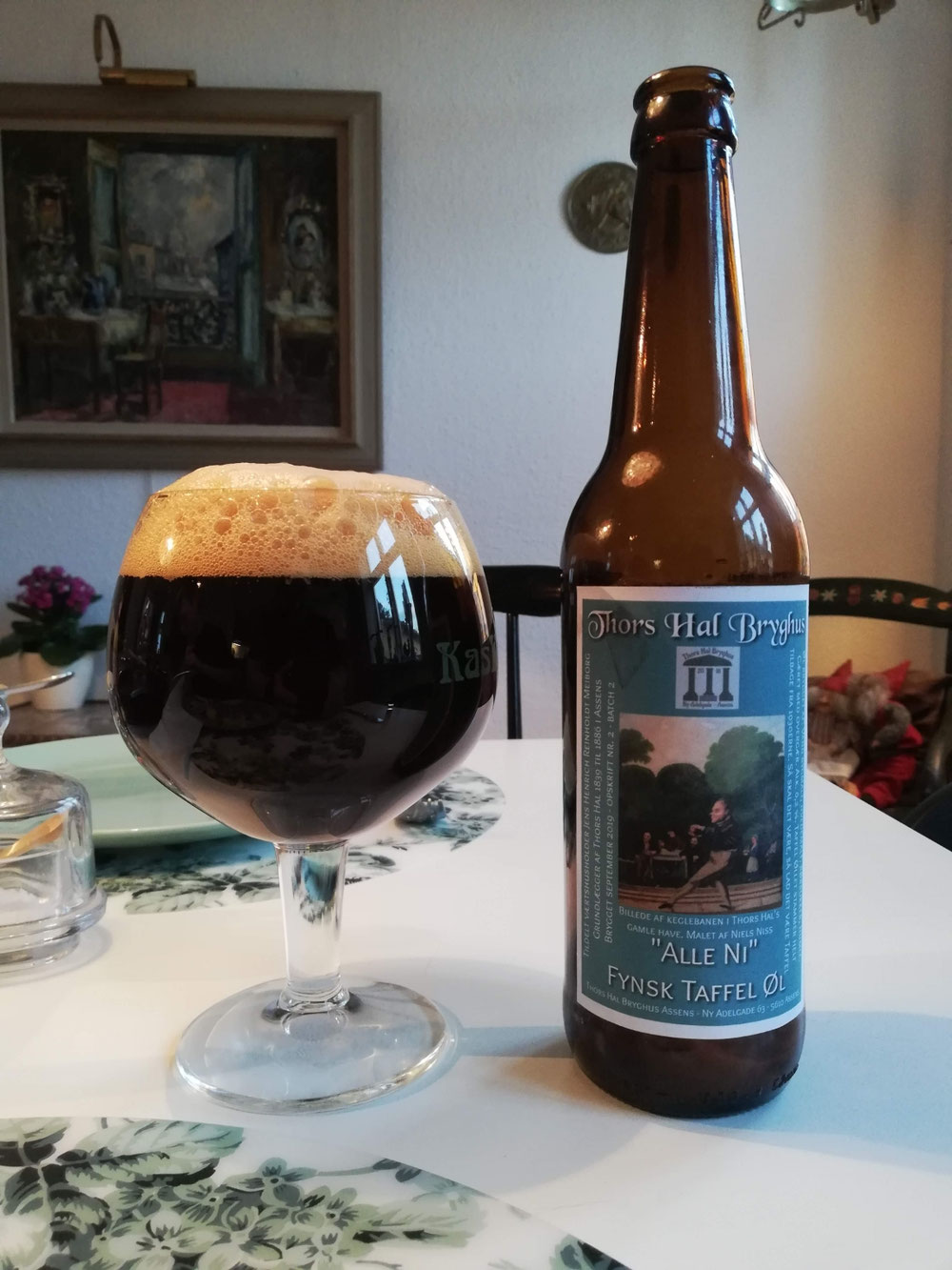 Øl nr. 2. Fynsk Taffel Øl - Alle Ni - 6,2% - Beer Style Stout - Lækkert cremet mokka krone, krop og styrke med smag af b.la. sød lakrids - overgæret.