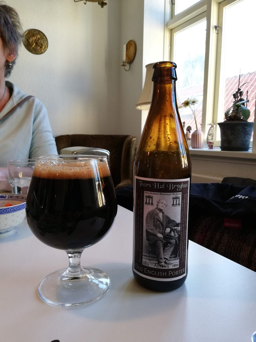 Øl nr. 1. Old English Porter 6,8% - brygget med syv forskellige malte b.la. blackmalt - bryghusets første øl. Er nu erstatte af Majborg's Jule Porter med rom - overgæret. UDGÅET!.