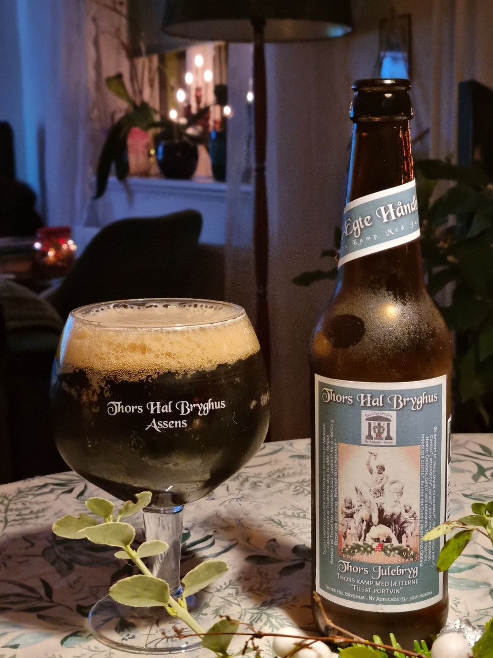 Så blev Thors Julebryg - Kampen Med Jætterne prøvesmagt. Mørk skumkrone, duft af sødme og malt, næsten sort udseende. Indbydende smag af lakrids og fyldige mørke noter af frugt, fra den amerikanske humle, med det indianske navn, Chinook🪶,Det hele afsluttes af sødme fra den tilsatte Portvin. En lækker undergæret Julebryg af bedste kvalitet med 6 malte,🌾 lakridsrod & 10 års Portvin lagret på egetræ. Glædelig forjul fra Thors Hal Bryghus Assens. Øl nr. 9.