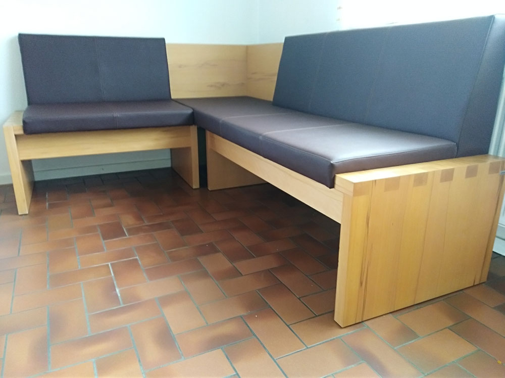 Eckbank Neubezug in hochwertigen Kunst-Leder und aufwendiger Doppelnaht