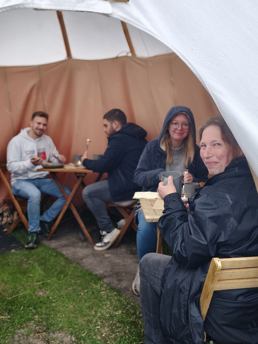 Bei schlechteren Wetter auch mal im Tipi oder Event Zelt 