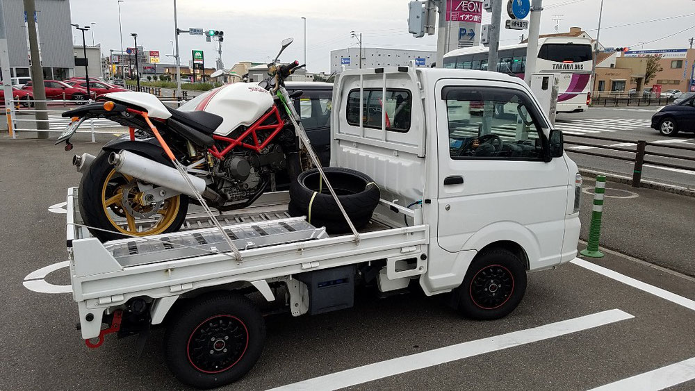 春日市より車検切れモンスターＳ４の継続検査、持ち込みタイヤの交換作業等をさせていただきました。ツーリングの秋を楽しんでくださいね☆またのご利用お待ちしております。