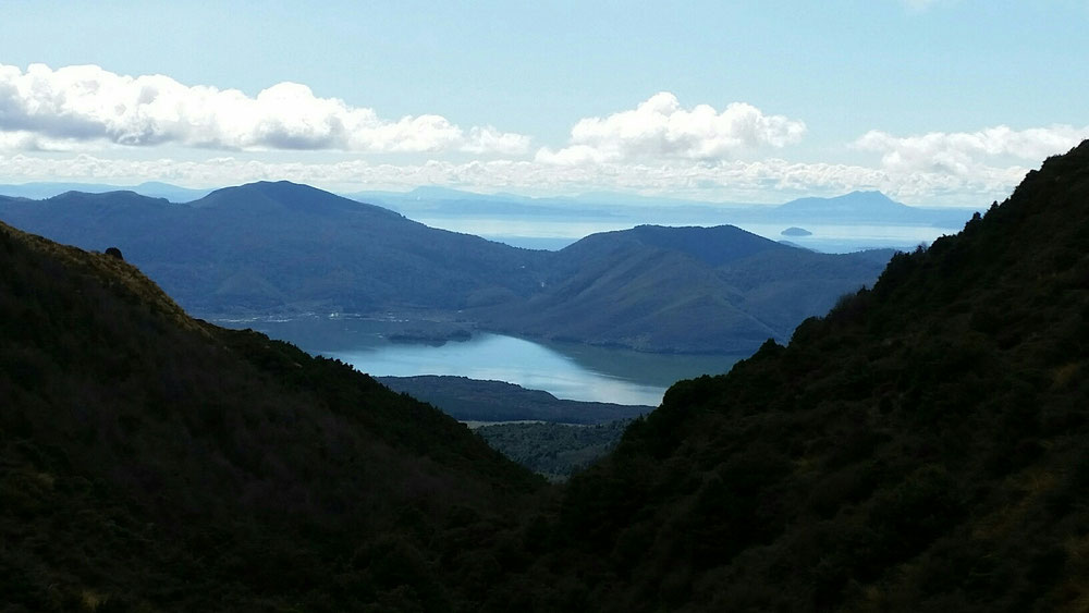 Lake Rotoaira vorne und lake Taupo im Hintergrund 