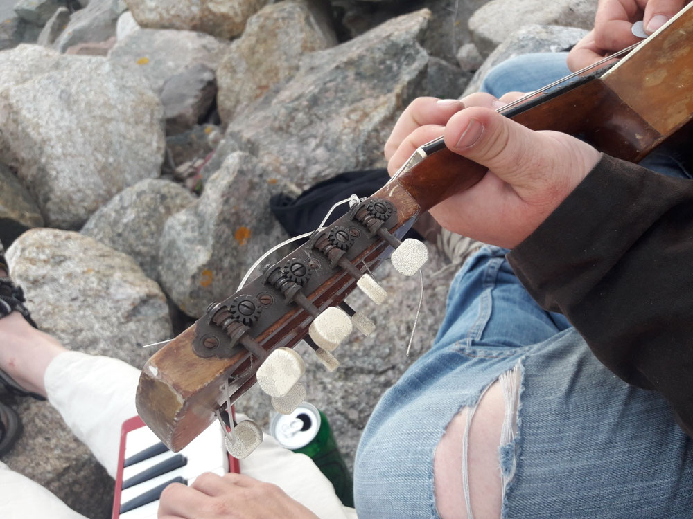 Das kleine Rote und die Mandoline sind auch mit dabei....Klippensession in Galway.....