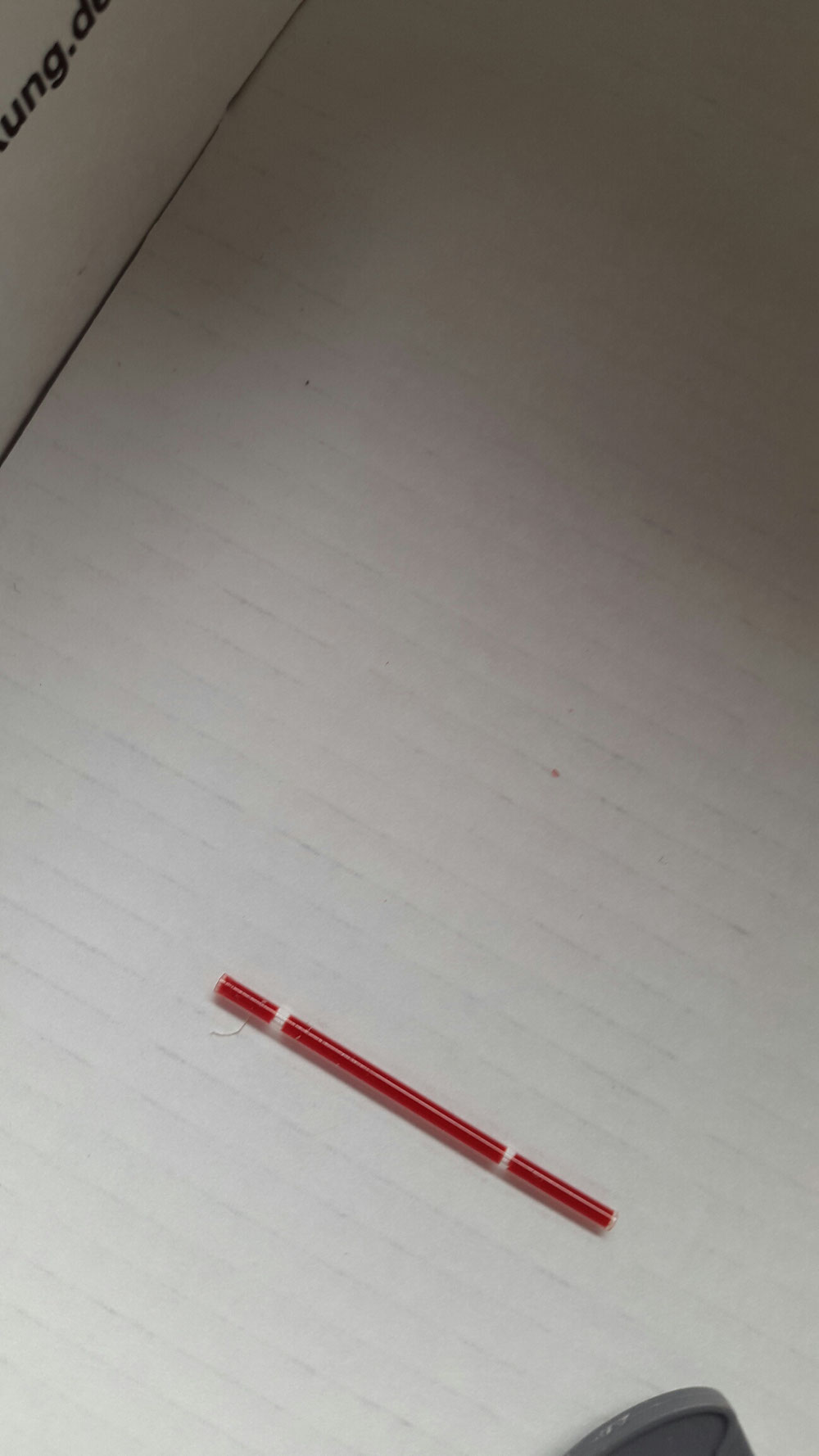 Die Kapillare wird mit Blut gefüllt, dabei musste ich immer ein wenig auf meine Finger drücken um sie voll zu bekommen. Konnte leider kein Foto machen beim befüllen, weil ich keine Hand frei hatte ;)