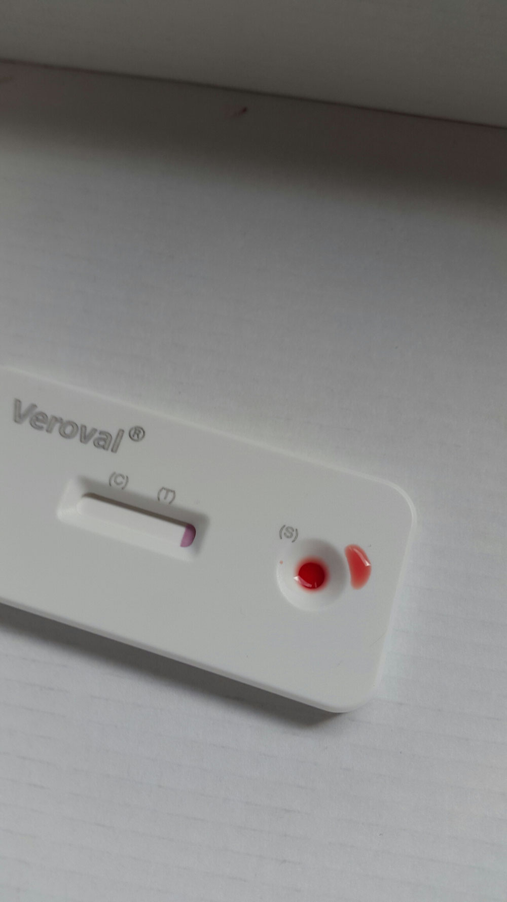 Mit der beiliegenden Pipette habe ich jetzt 3 Tropfen in die zuvor geöffnete Testkasette gegeben