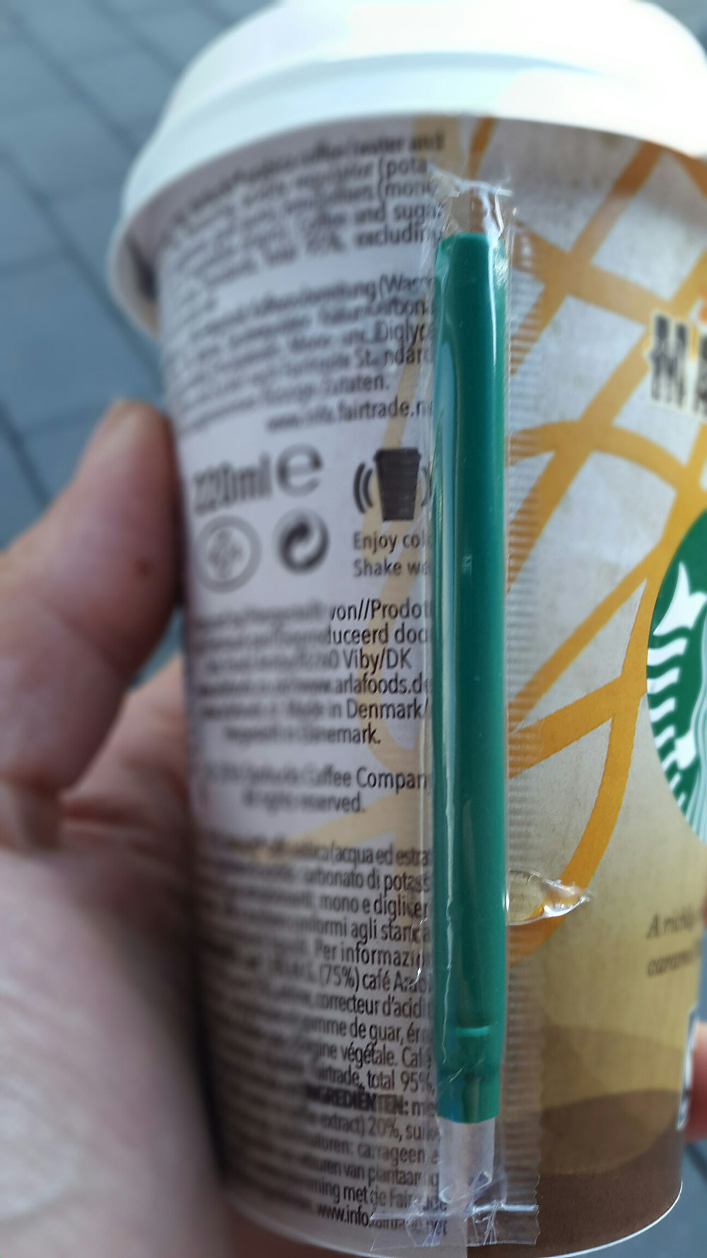 Strohhalm ist seitlich am Becher befestigt