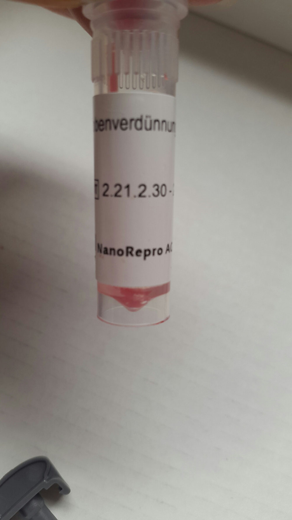 Dann wird die Kapillare in das Probengefäss mit dem Verdünnungspuffer gegeben und einige Male geschüttelt bis das Blut vollständig aus der Kapillare mit der Lösung vermischt ist und sich am Boden gesammelt hat