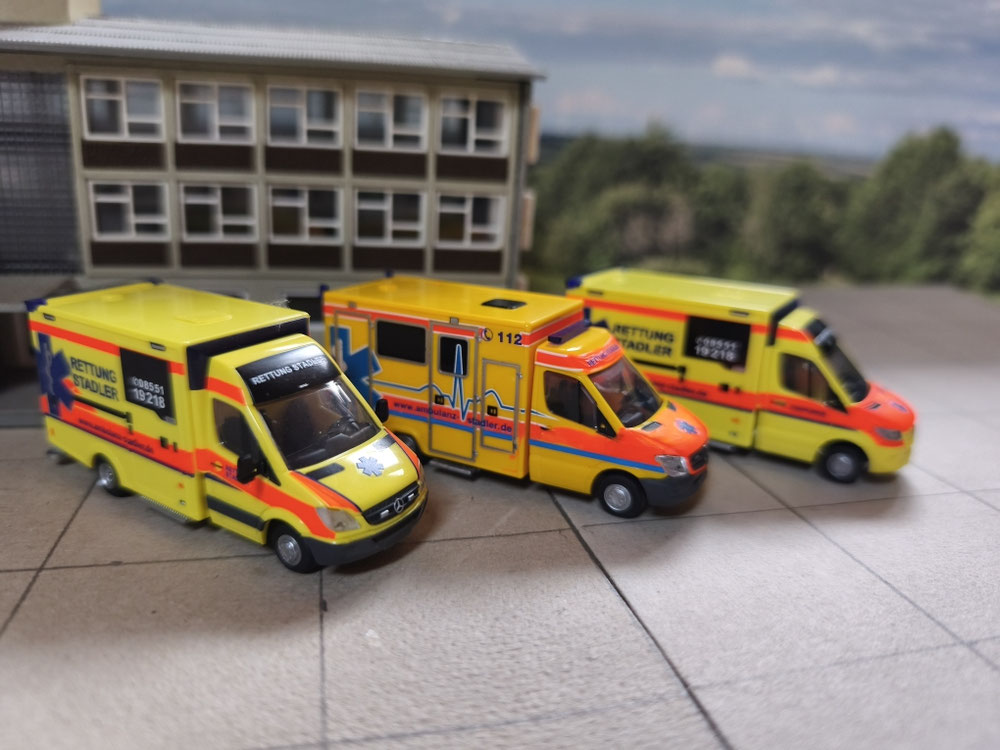 RTW des Unternehmens Ambulanz Stadler verschiedener Sprinter Generationen