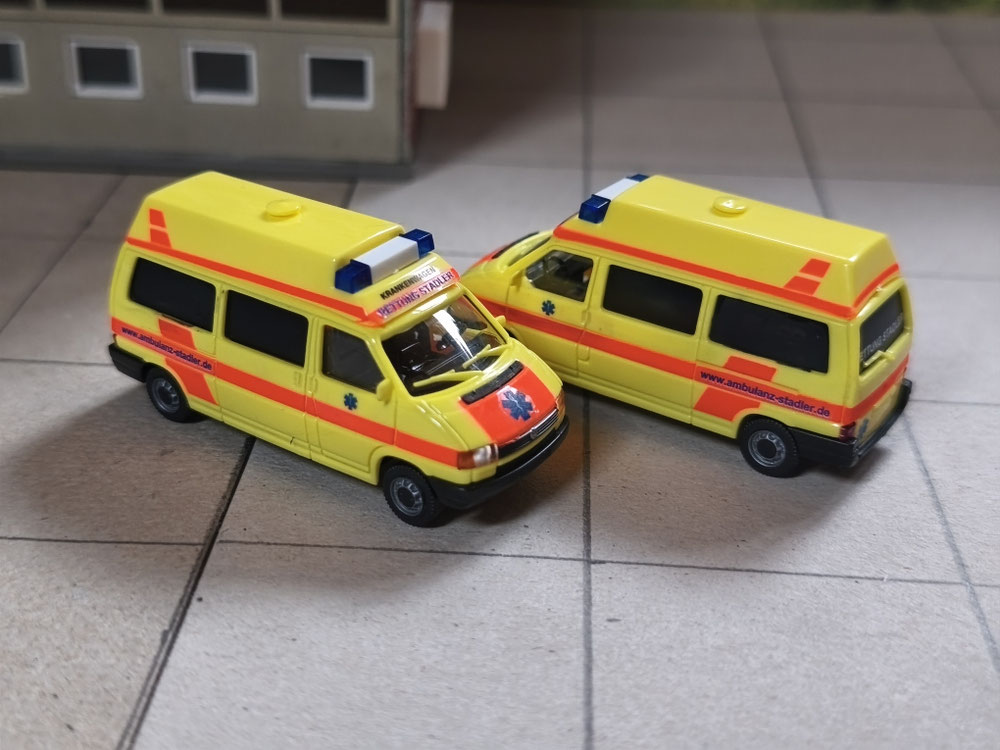 Zwei ehemalige KTW aus Basis VW T4 des Unternehmens Ambulanz Stadler in Neustadt an der Dohne 