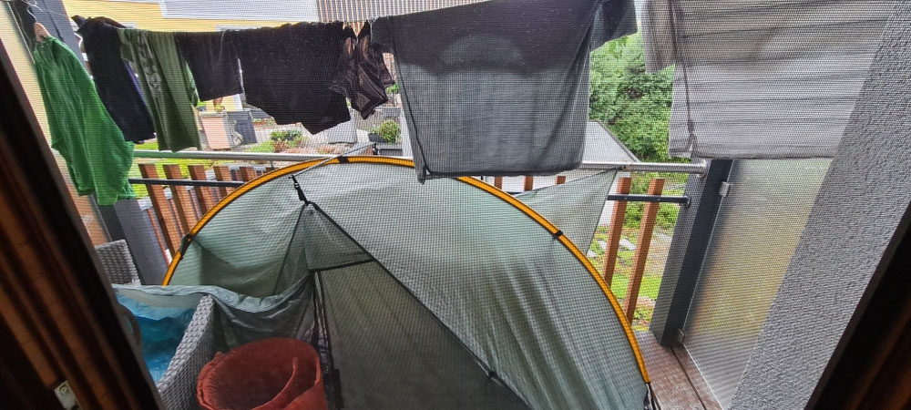 Und da steht erstmal Arbeit an, die ganzen Sachen lüften und waschen. Der kleine Balkon ist voll.