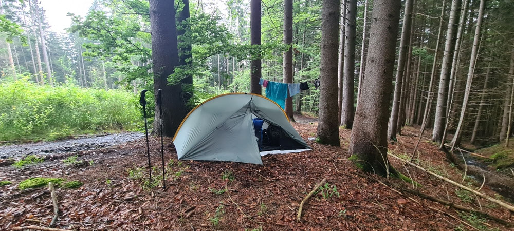 Nach gemütlichem Sitzen und buchen unseres Wellness Hotels fängt es spontan an zu regnen. Das Zelt stand in windeseile