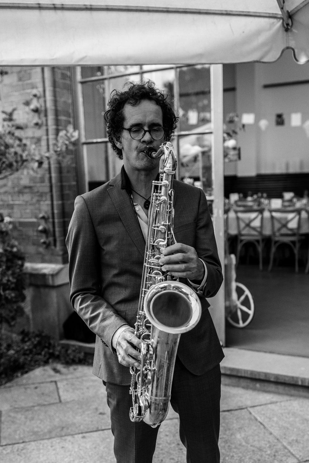Ihr DJ, der auch Saxophonist ist 🎧🎷