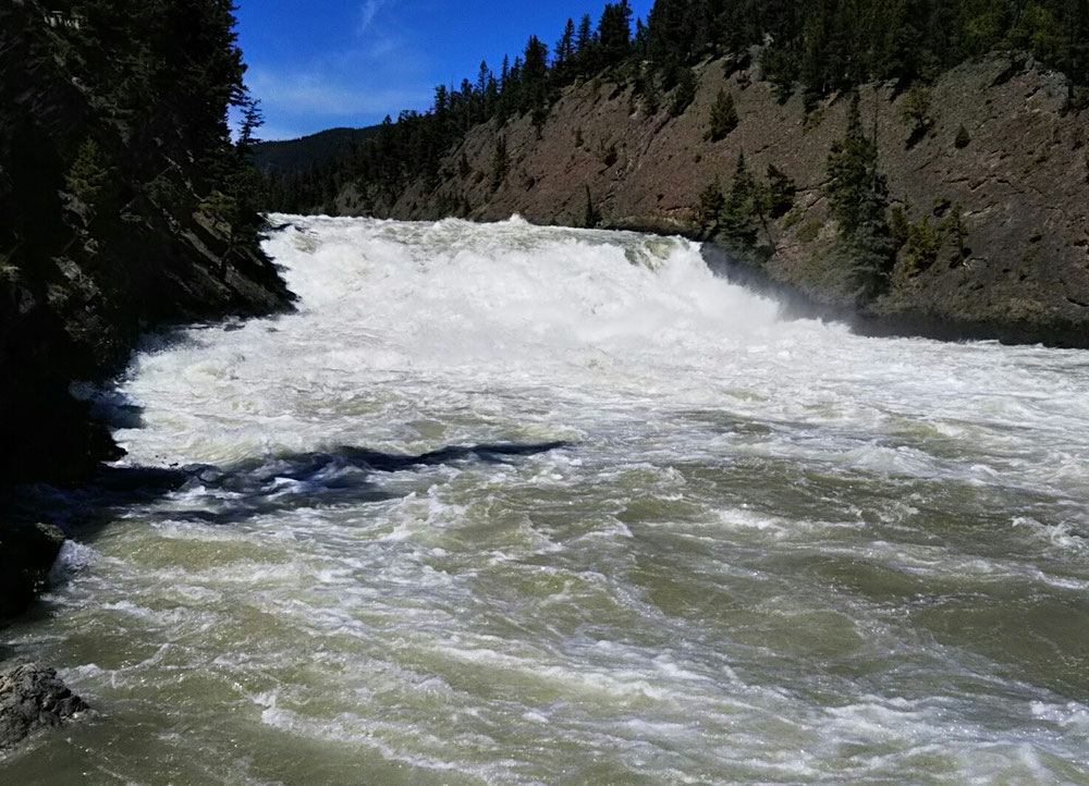 ボウ滝。水量がすごい!