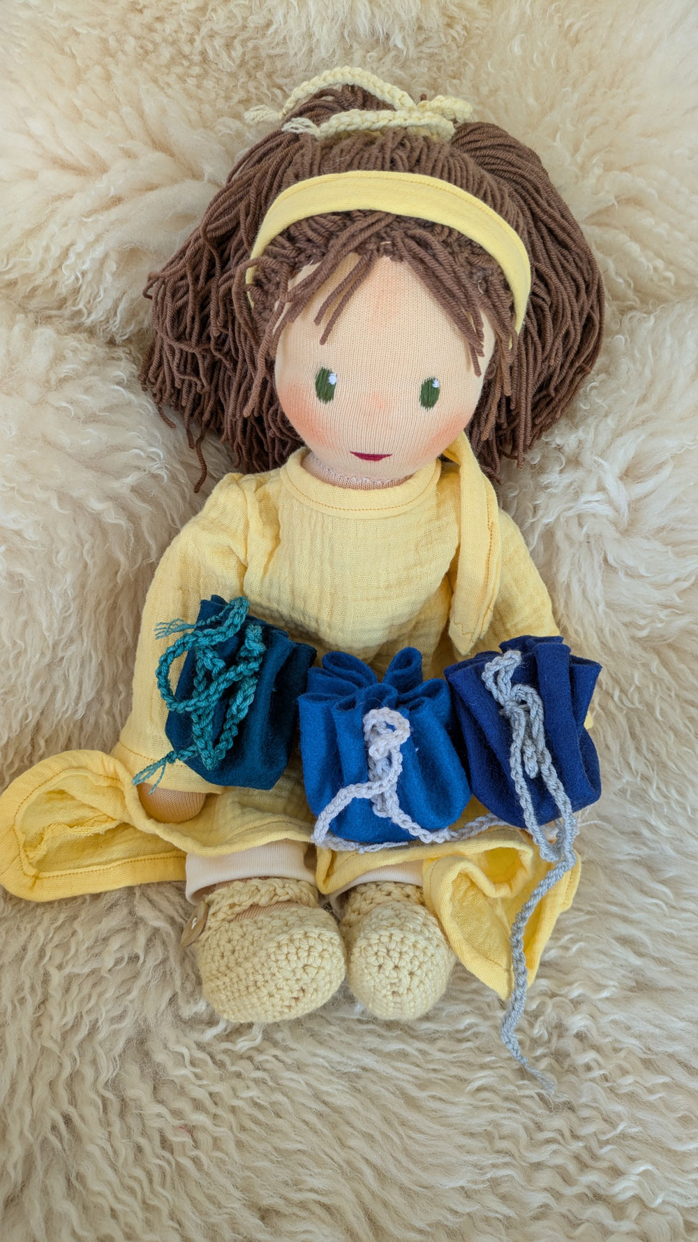handgemachte Stoffpuppe kaufen, Waldorfart, eigene Puppe anfertigen lassen, individuelle Wunschpuppe, Puppenhandwerk, Heilungspuppe, inneres Kind Puppe, Puppenfreundin fürs Leben, ökologische Stoffpuppe, bio-fair, Selbstfürsorge, diverse Puppen