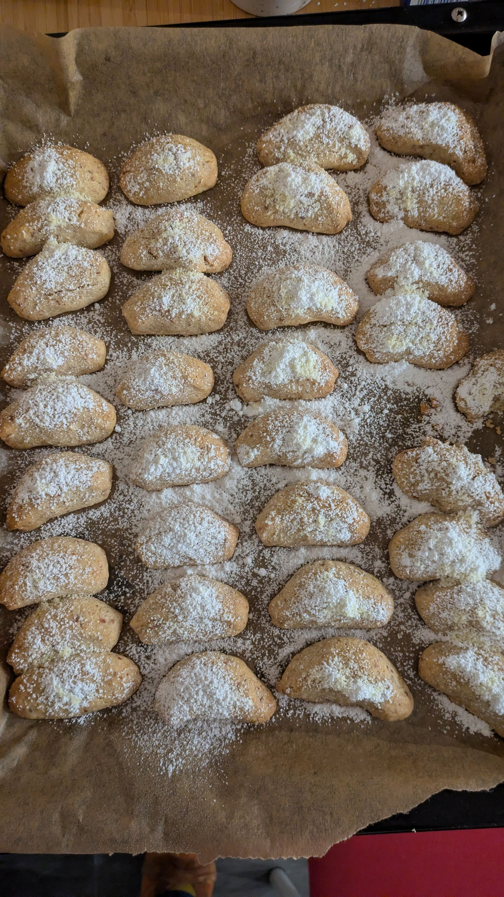 Und Vanillekipferl nach altem Rezept meiner Mutter, mit echter Vanille und selbstgemahlenen Mandeln sowie einer Prise Salz. Es gibt für mich keine besseren Weihnachtskekse!
