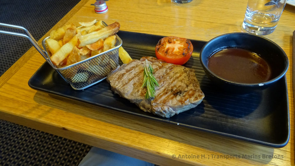 Repas servi à l'Explorers Steak House, à bord de King Seaways.