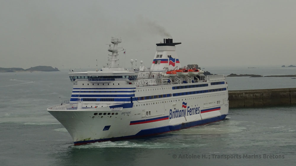 M/V Bretagne réalisant un demi-tour avant de s'amarrer à Saint-Malo.