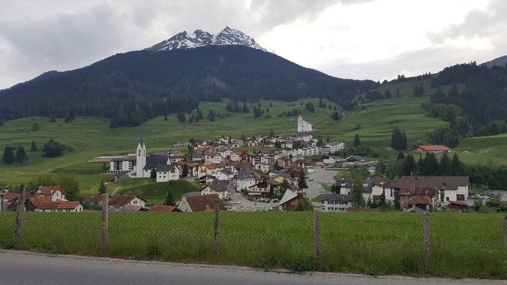 Hier ist es zwar schön, aber eine Suppe 10 € oder eine Pizza 25 € ist nicht sehr budgetfreundlich 