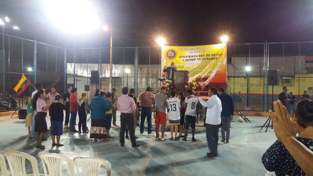 Representante Predicando en Campaña de Iglesia AIC Roca Eterna 