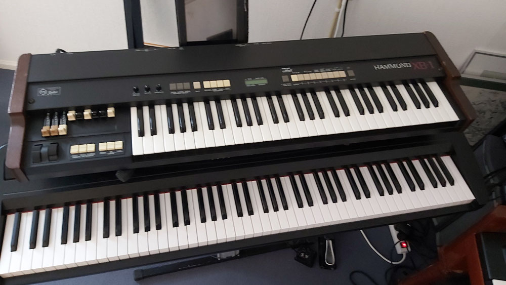 Hammond XB-1 en inmiddels is deze KORG SP280 vervangen door een Krome workstation.