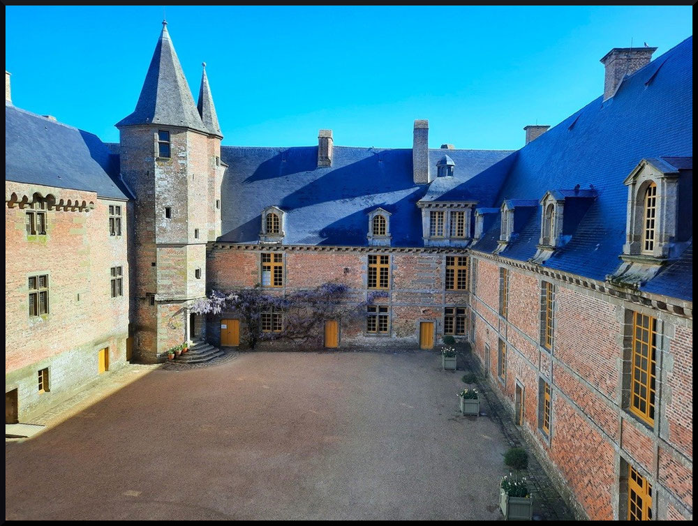 La cour du château de Carrouges