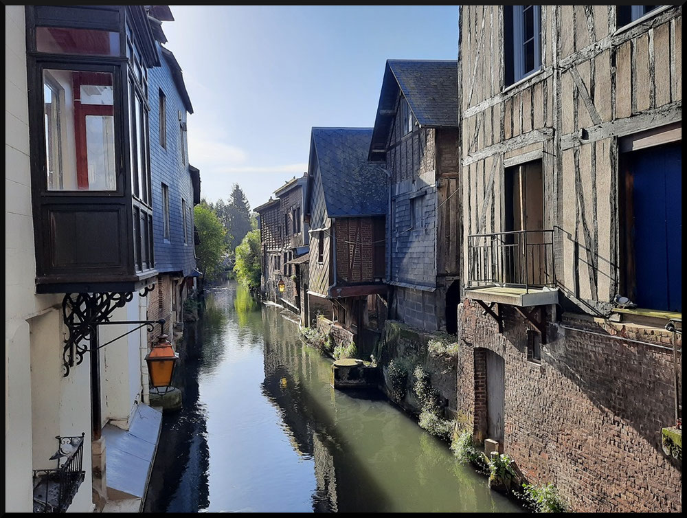 Vue sur le bras sud de La Risle rue Thiers à Pont-Audemer