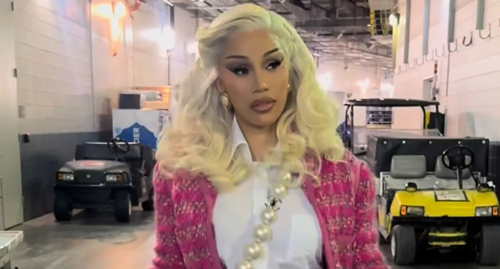 Cardi B causa sensación con un look histórico de Chanel en un partido de la NFL