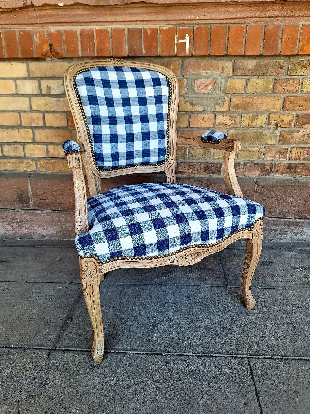 Cabriolet Louis XV, recouvert d'un tissu Kelsch. 