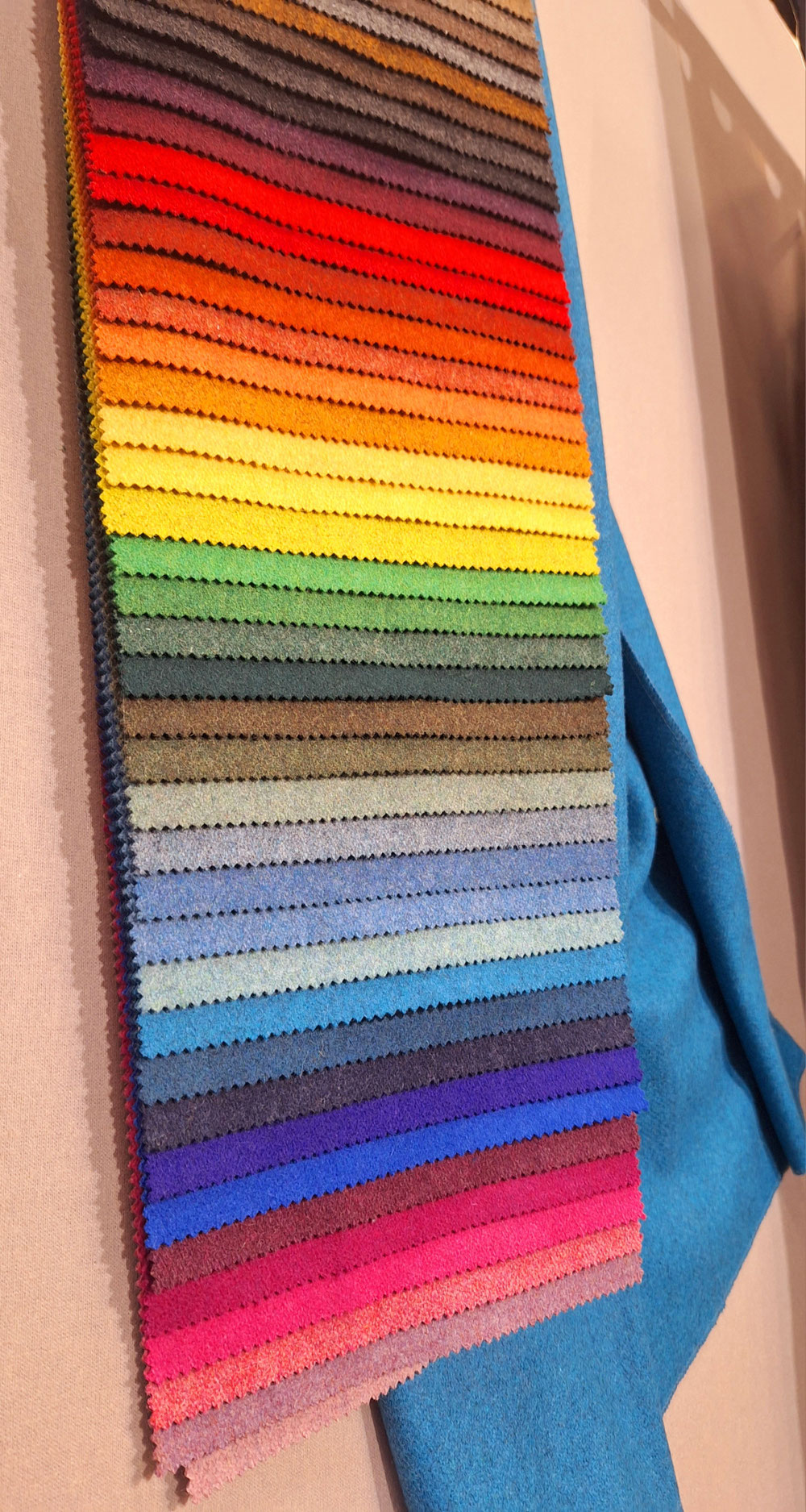 Tissu d'ameublement composé de 70% de laine. 