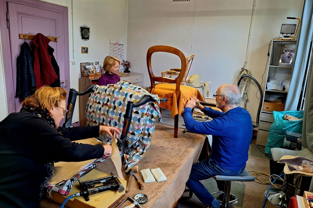 Chaque élève vient avec son siège en cours de tapisserie. 