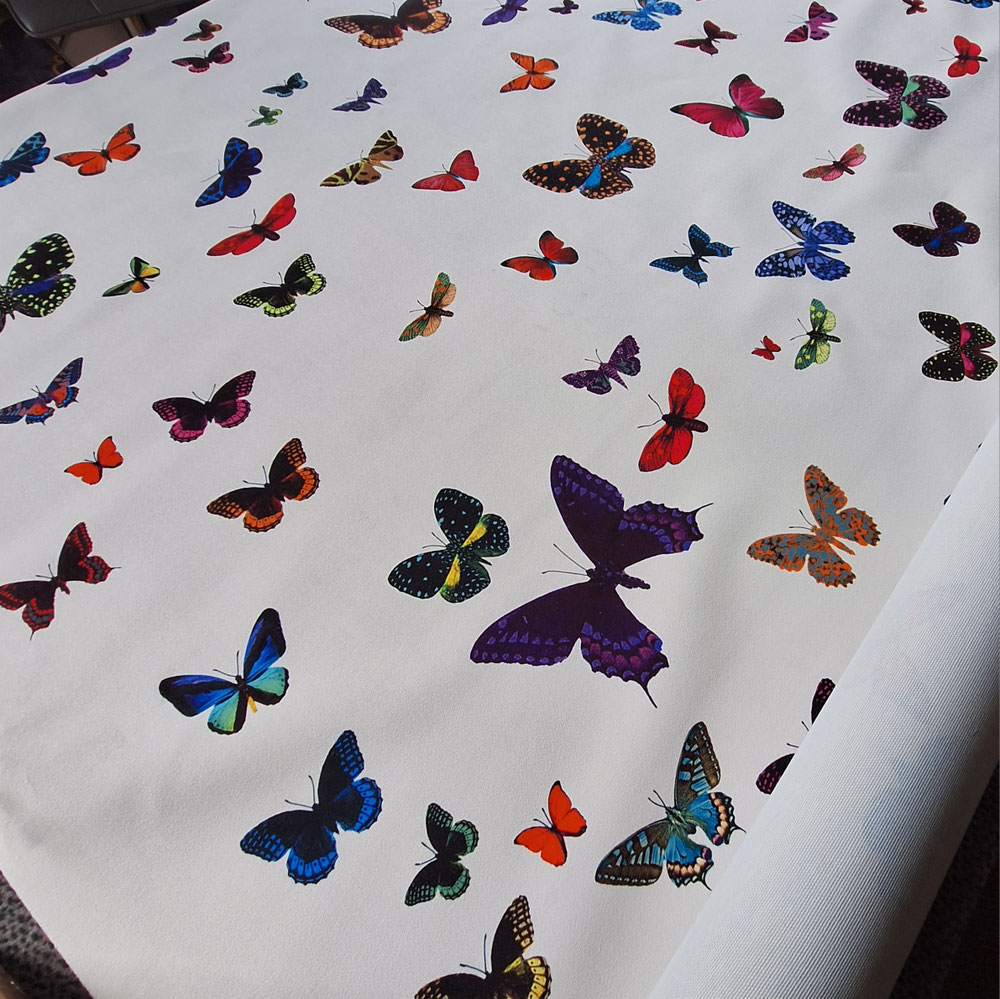 Tissu avec papillons. 