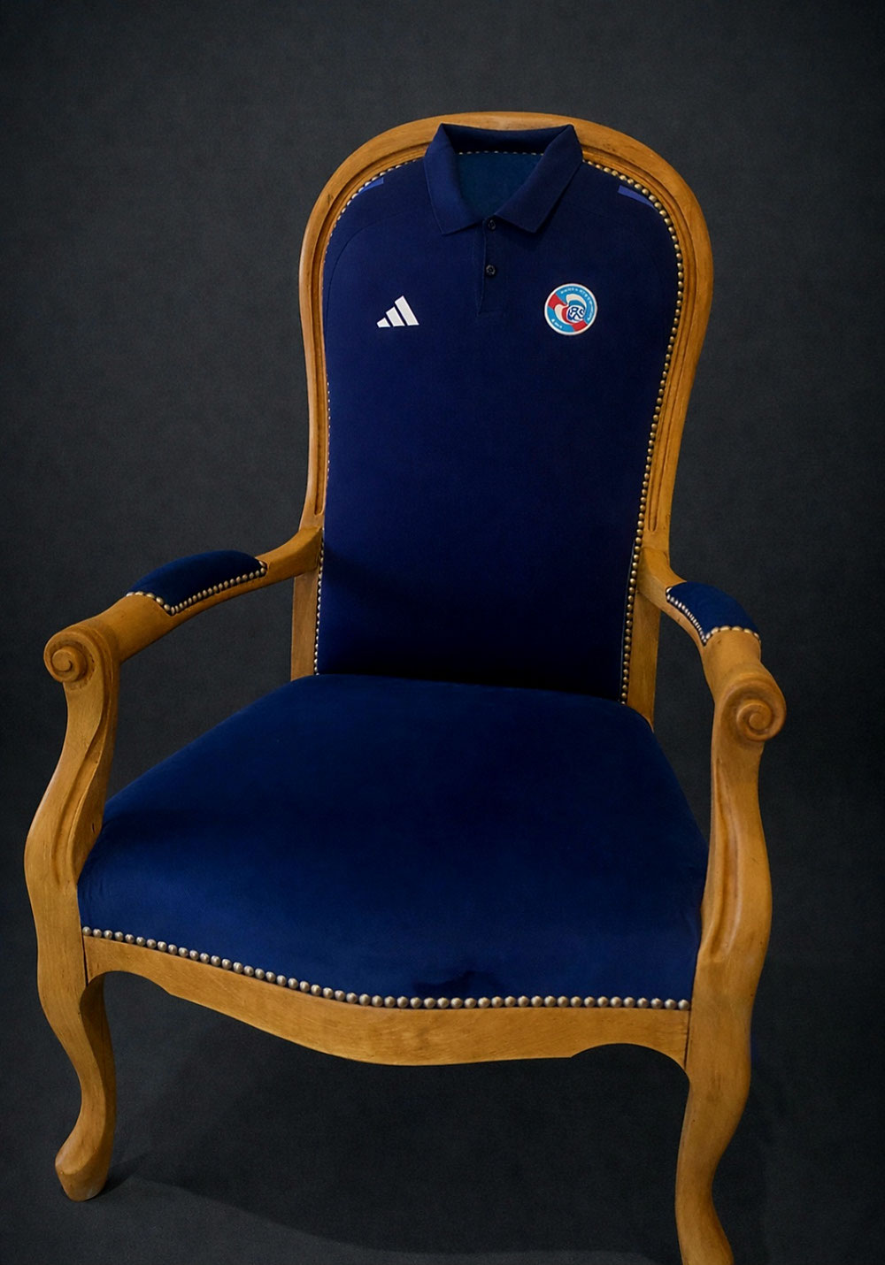 Fauteuil avec un maillot de foot. 