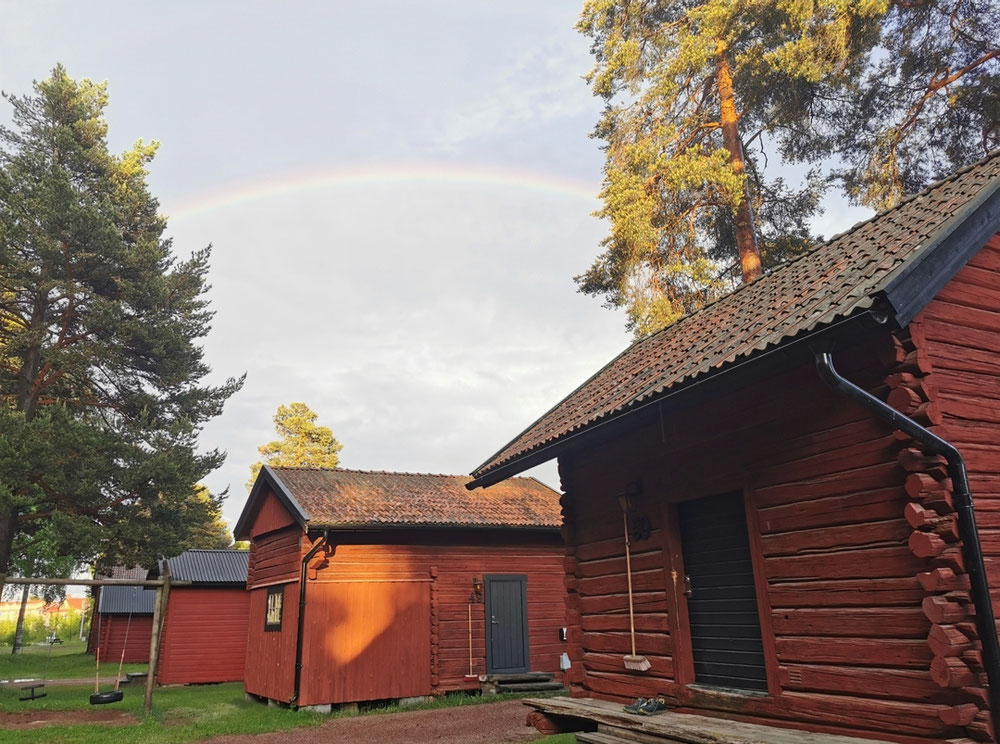 Hütte mit Regenbogen 