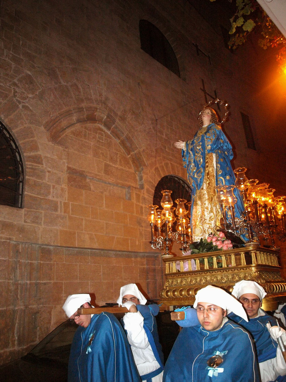 La Processione passa davanti all'ex convento di San Francesco, è visibile la sagoma del vecchio portale della Chiesa