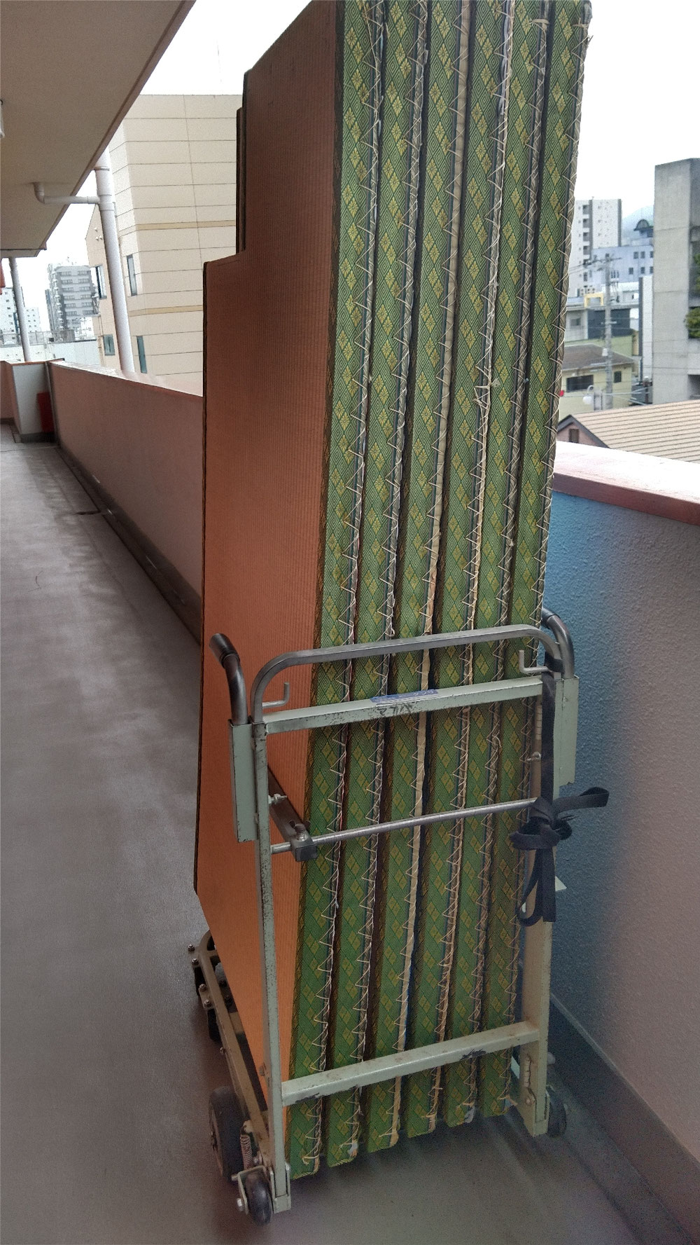 小田原駅近くのマンション現場に畳お預かりにお伺いしました。