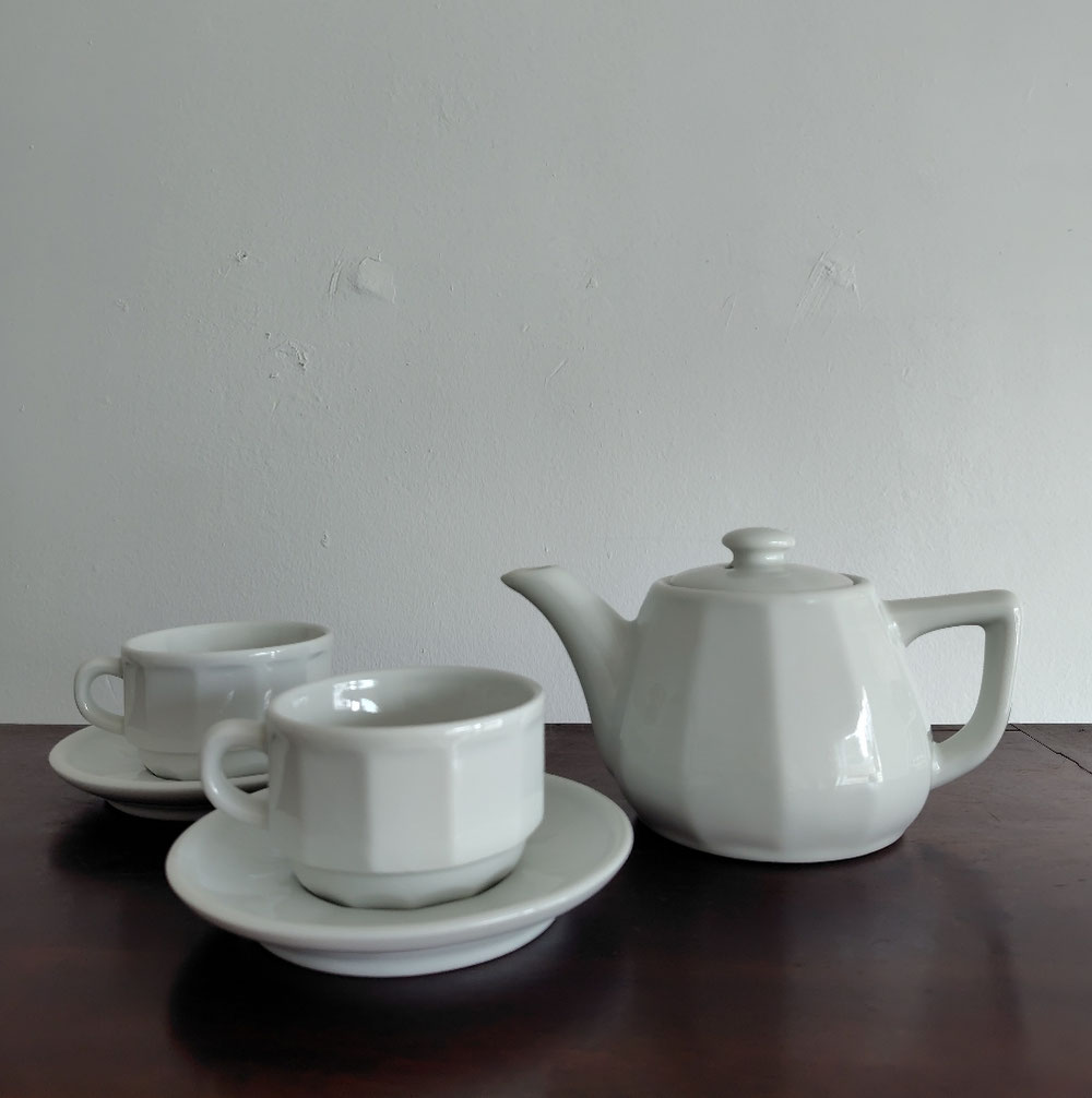 カフェのテーブルを彩る 洒落たモノトーン