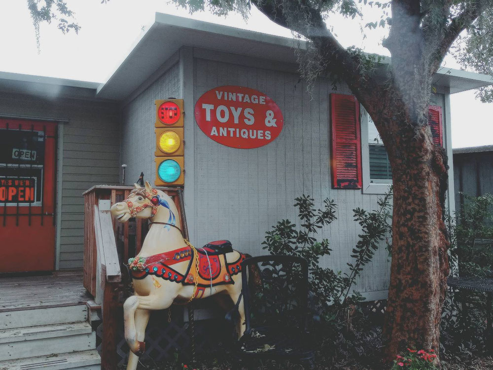 ここは古いおもちゃ専門店。
