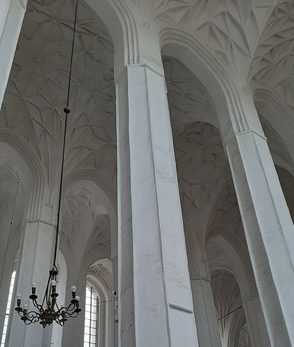 Säulen und Gewölbe der Domenikus-Kirche 