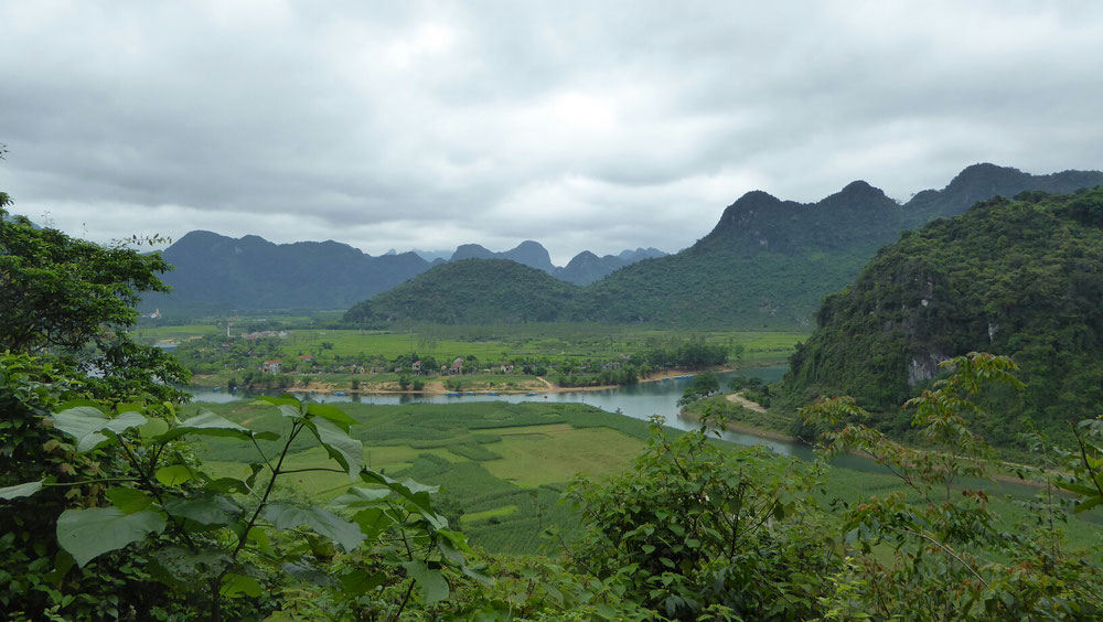 Blick von der Tien Son Höhle auf den Nationalpark 