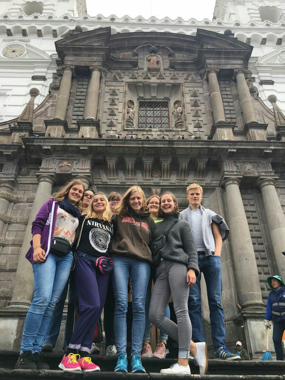 Wir Sieben mit unserem Tourguide vor der Iglesia de San Francisco, eine wichtige Kirchen in Quito.