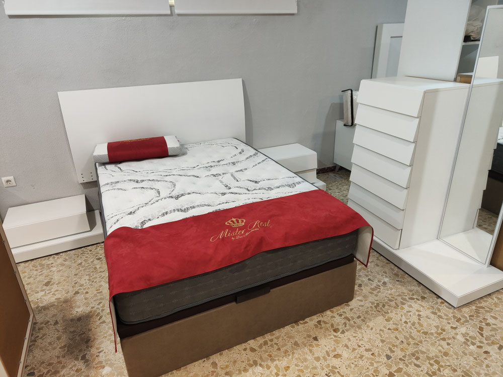 Dormitorio de liquidacion lacado blanco antes 950 € ahora 550€