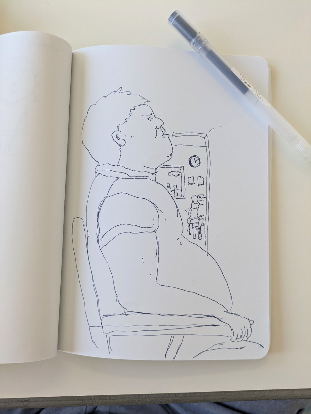 病院の待合室にて。　隣の方が気になって。