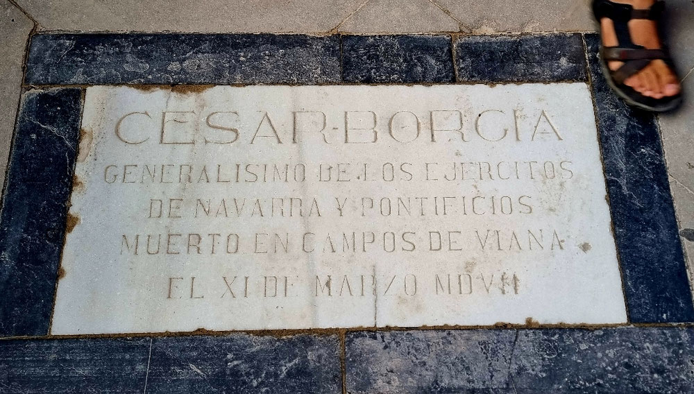 Grabplatte Cesare Borgias vor der Kathedrale von Viana