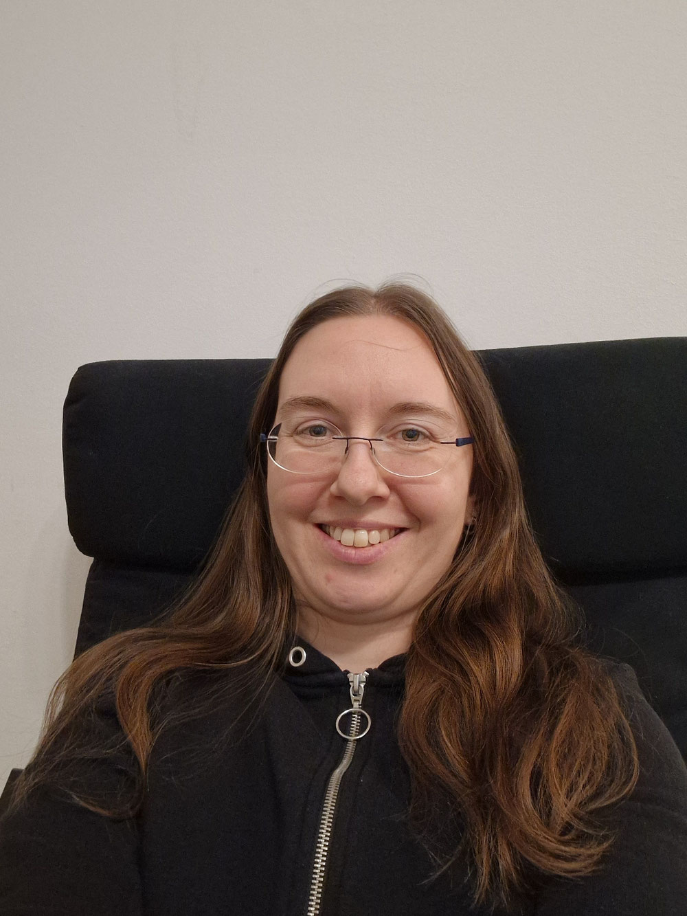 Birgit am gemütlichen Sessel